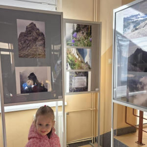 "Serduszka” zwiedzają wystawę.