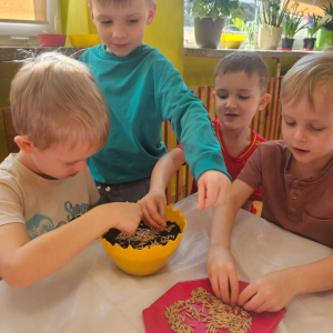 W naszym ogródeczku- zajęcia przyrodniczo- doświadczalne w gr. Dinusie