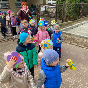 Wiosenny pochód przedszkolaków ulicami miasta.