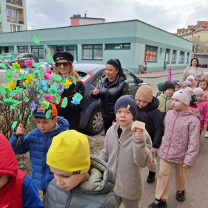 Wiosenny pochód przedszkolaków ulicami miasta.