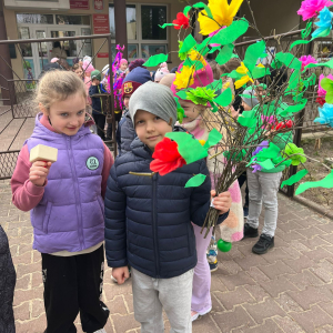 Wiosenny pochód przedszkolaków ulicami miasta.