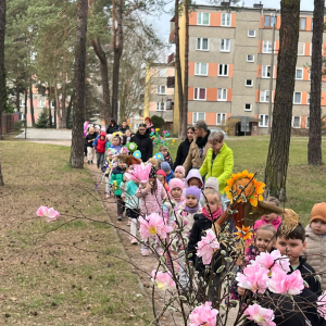 Wiosenny pochód przedszkolaków ulicami miasta.