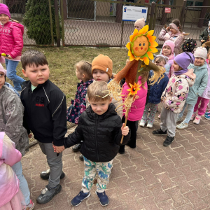 Wiosenny pochód przedszkolaków ulicami miasta.