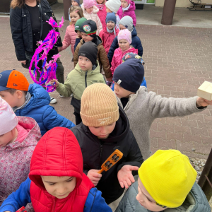 Wiosenny pochód przedszkolaków ulicami miasta.