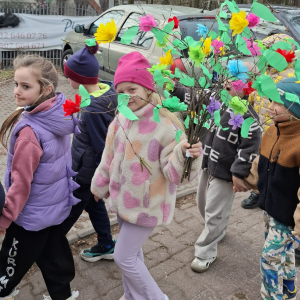 Wiosenny pochód przedszkolaków ulicami miasta.