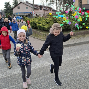 Wiosenny pochód przedszkolaków ulicami miasta.
