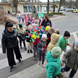 Wiosenny pochód przedszkolaków ulicami miasta.