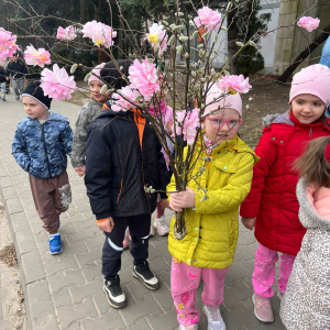 Wiosenny pochód przedszkolaków ulicami miasta.