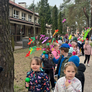 Wiosenny pochód przedszkolaków ulicami miasta.