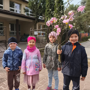 Wiosenny pochód przedszkolaków ulicami miasta.