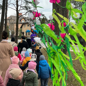 Wiosenny pochód przedszkolaków ulicami miasta.