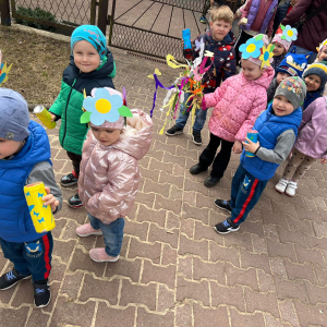 Wiosenny pochód przedszkolaków ulicami miasta.