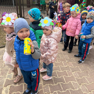 Wiosenny pochód przedszkolaków ulicami miasta.