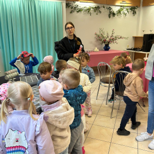 Grupa „Serduszka” zwiedza wystawę w Miejskim Ośrodku Kultury