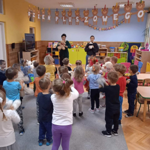 Taniec dzieci z misiami