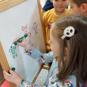 Dzieci rysują postać  misia