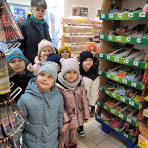 Dzieci oglądające różne rodzaje nasion w sklepie