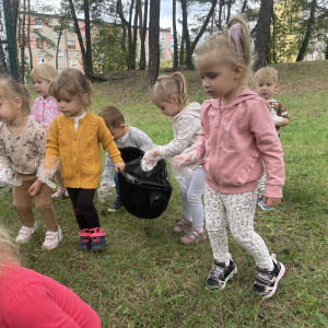 Sprzątanie okolicy przedszkola 