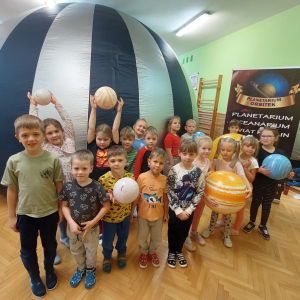 Zdjęcie Skrzatów na tle "Planetarium Orbitek"