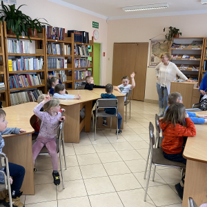 Zajęcia czytelnicze w Miejskiej Bibliotece Publicznej w Bukownie z grupą „Serduszek”
