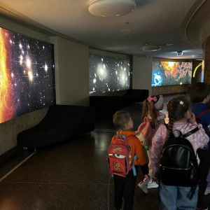 Skrzaty zwiedzają planetarium