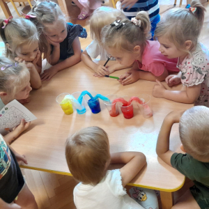 Wakacyjne zabawy kreatywne przedszkolaków