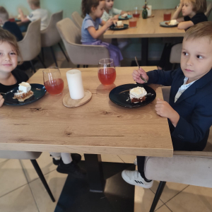 Przyjęcie "Żabek" w restauracji.
