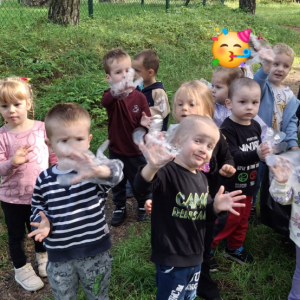 "Poziomki" sprzątają świat