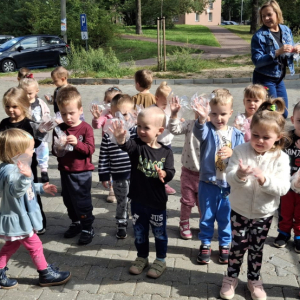 "Poziomki" sprzątają świat