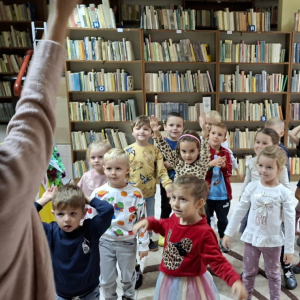 Grupa "Dinusie" w bibliotece
