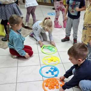 Grupa "Dinusie" w bibliotece