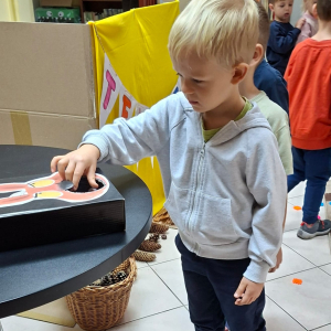 Grupa "Dinusie" w bibliotece