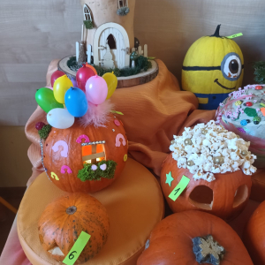 Konkurs na najciekawiej ozdobioną dynię w grupie ”Wiewiórek” i ”Biedronek”.