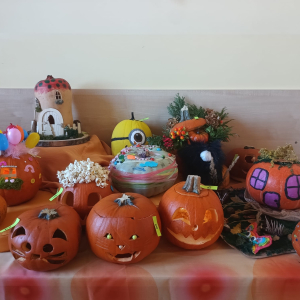Konkurs na najciekawiej ozdobioną dynię w grupie ”Wiewiórek” i ”Biedronek”.
