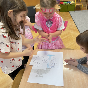 Dzień Postaci z Bajek w grupie "Kropeczek".