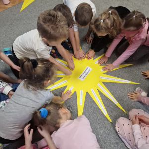 ”Stokrotki” wykonują ”Słoneczko Praw Dziecka”.