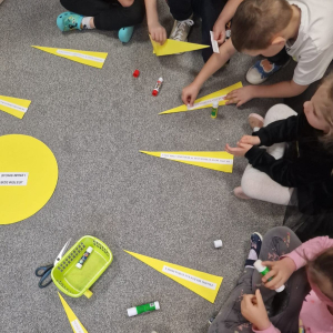 "Stokrotki" wykonują "Słoneczko Praw Dziecka".