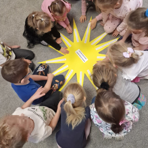 ”Stokrotki” wykonują ”Słoneczko Praw Dziecka”.