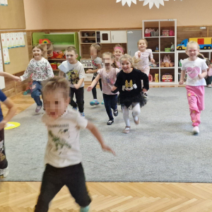 Zabawa przy piosence "Dziecka prawa".