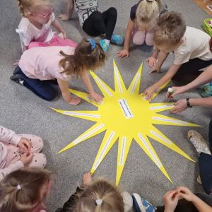 ”Stokrotki” wykonują ”Słoneczko Praw Dziecka”.