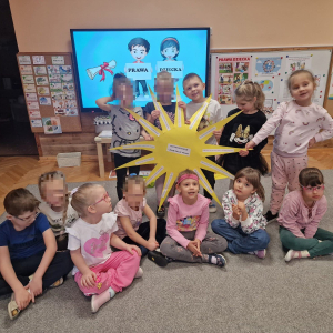 ”Stokrotki” wykonują ”Słoneczko Praw Dziecka”.