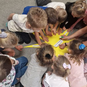 ”Stokrotki” wykonują ”Słoneczko Praw Dziecka”.