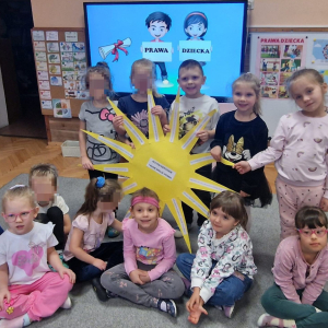 ”Stokrotki” wykonują ”Słoneczko Praw Dziecka”.