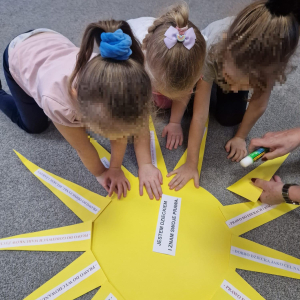 ”Stokrotki” wykonują ”Słoneczko Praw Dziecka”.