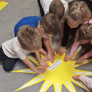 ”Stokrotki” wykonują ”Słoneczko Praw Dziecka”.