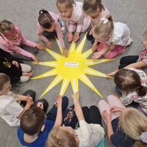 ”Stokrotki” wykonują ”Słoneczko Praw Dziecka”.
