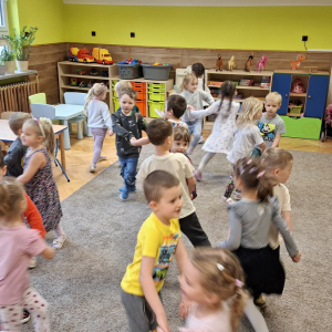 Zabawa przy piosence "Dziecka prawa".