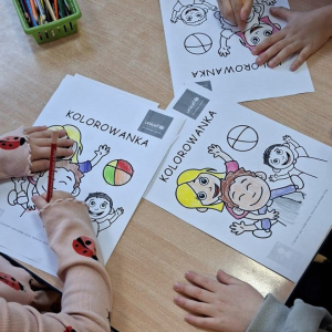 "Dinusie" kolorują kolorowankę UNICEF-u..