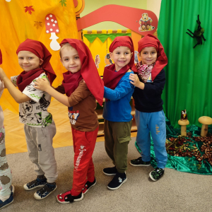 Zabawy teatralno-literackie w grupie V - Żabek.