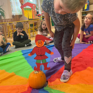 Zabawy teatralno-literackie w grupie V - Żabek.